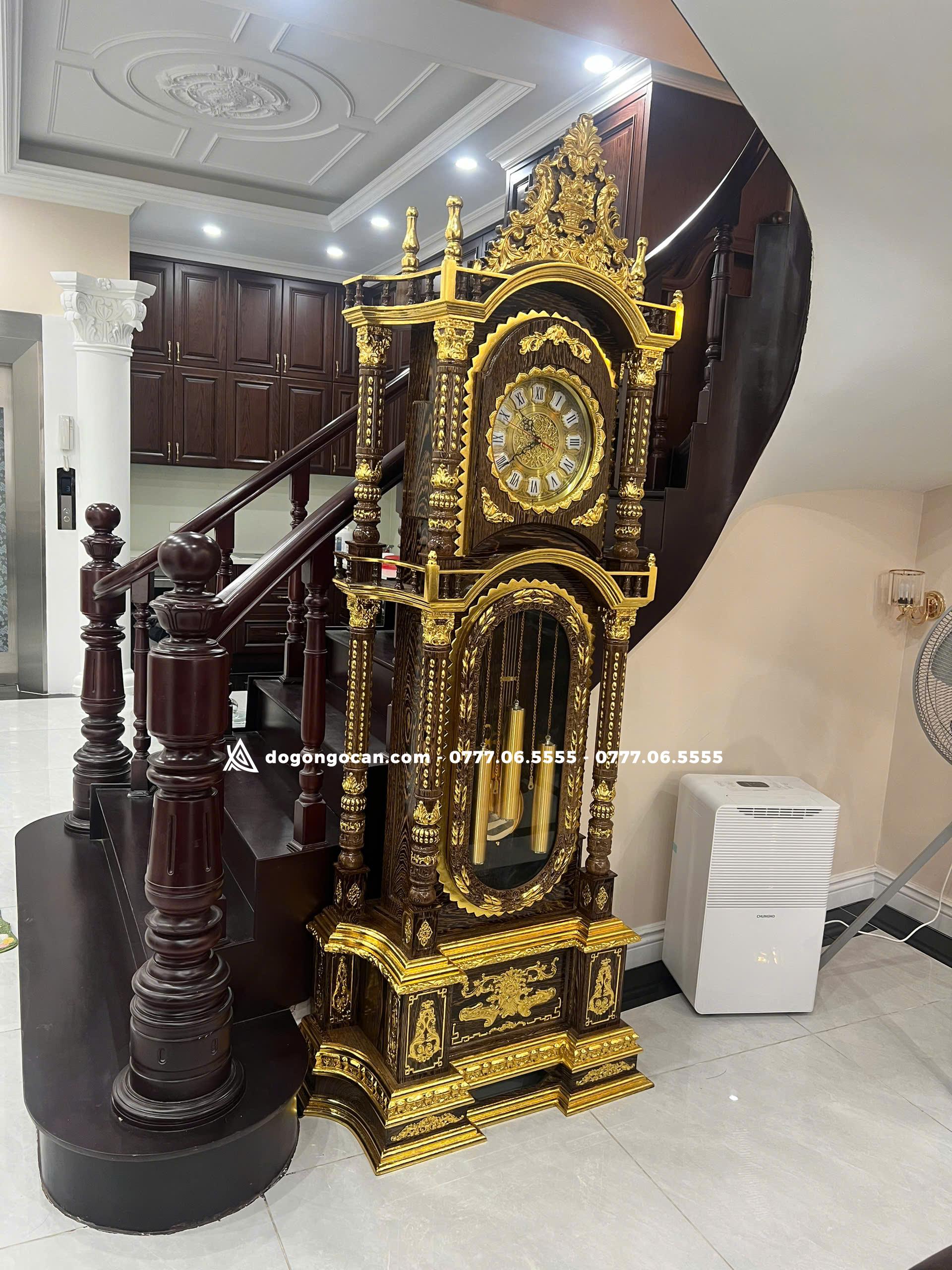 Cây đồng hồ tứ trụ gỗ mun đuôi công dát vàng cao 2m3 3 Cây đồng hồ tứ trụ gỗ mun đuôi công dát vàng cao 2m3