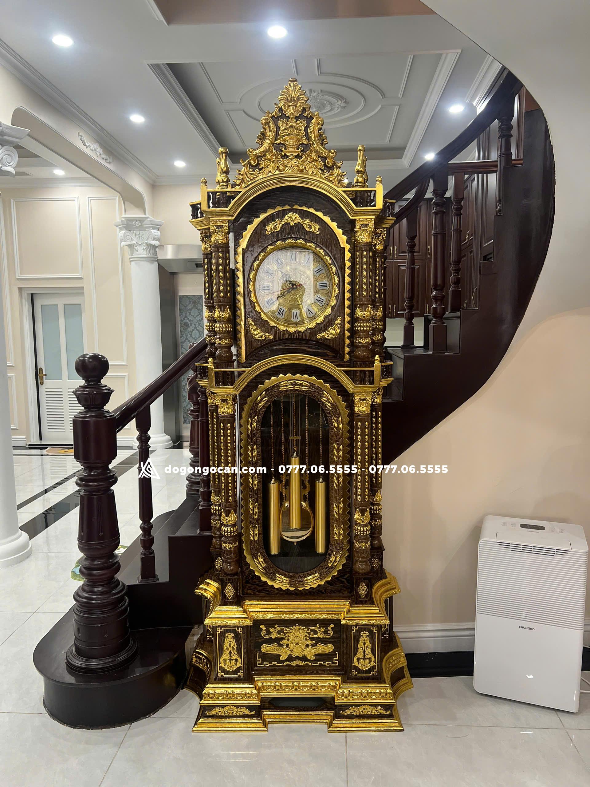 Cây đồng hồ tứ trụ gỗ mun đuôi công dát vàng cao 2m3 4 Cây đồng hồ tứ trụ gỗ mun đuôi công dát vàng cao 2m3