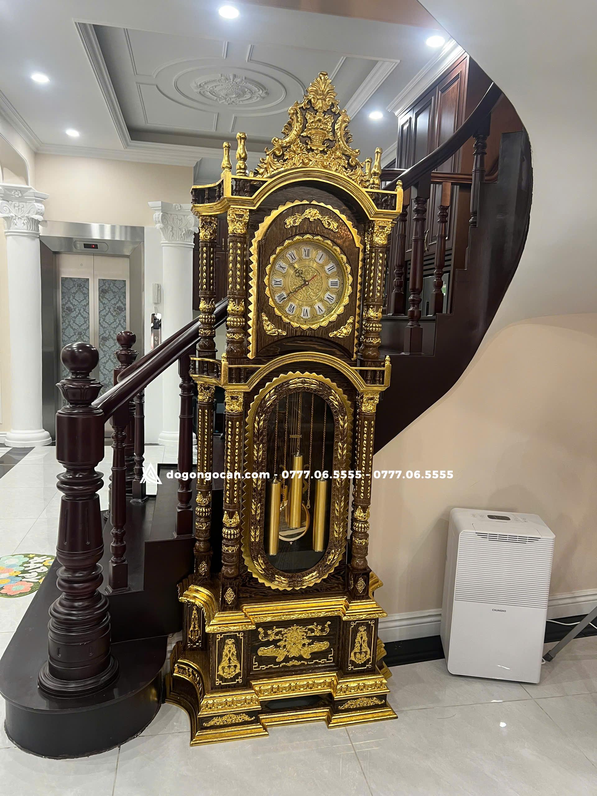 Cây đồng hồ tứ trụ gỗ mun đuôi công dát vàng cao 2m3 5 Cây đồng hồ tứ trụ gỗ mun đuôi công dát vàng cao 2m3